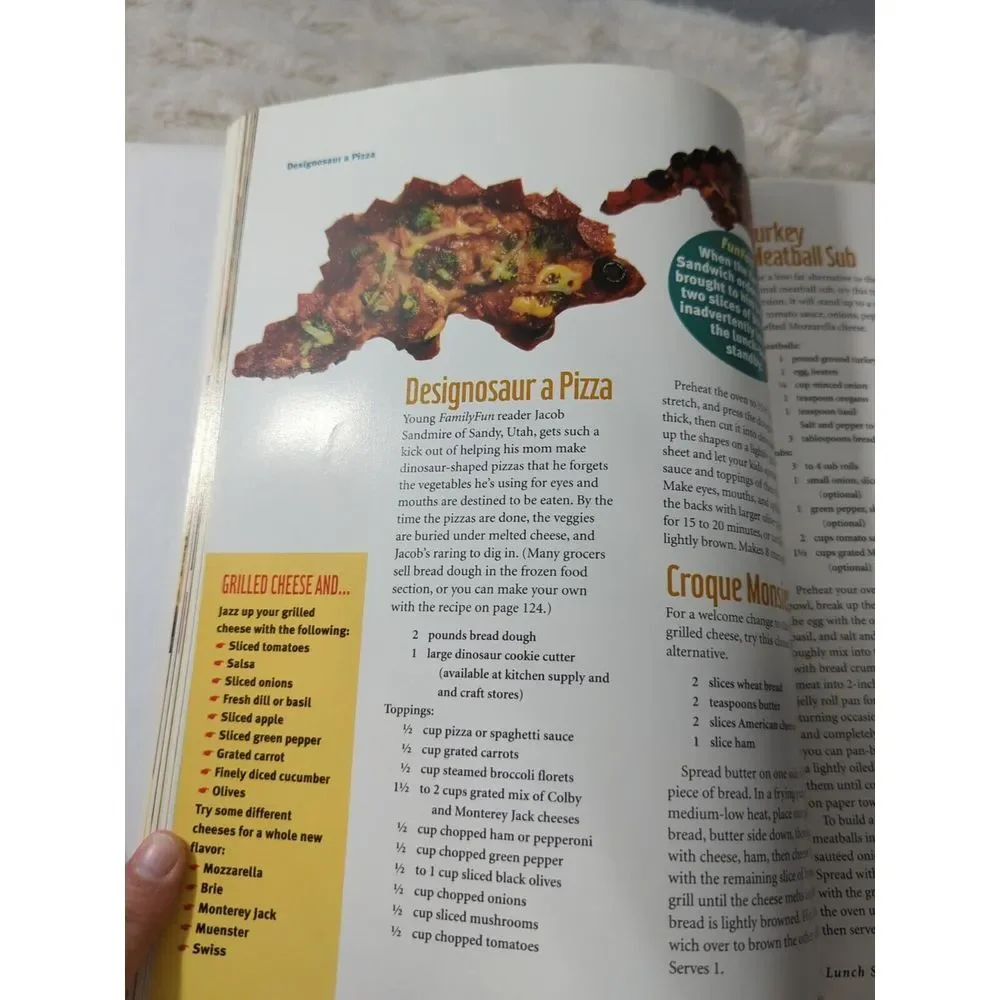 Disney's Family Cookbook: Irresistible Recipes for You and Your Kids/Deanna Cook